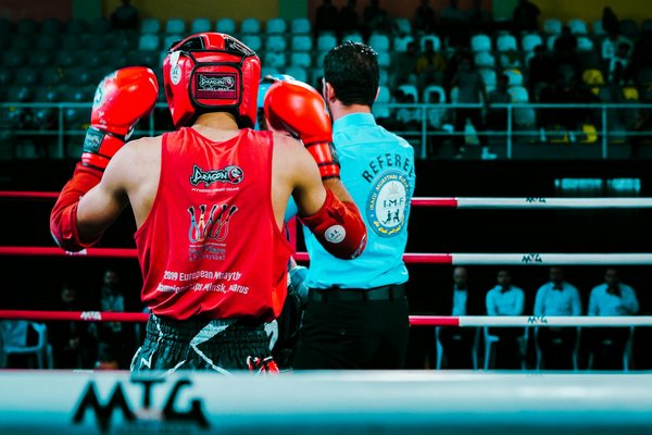 ¿Qué rol juegan los estiramientos en la prevención de lesiones en el entrenamiento de combate?